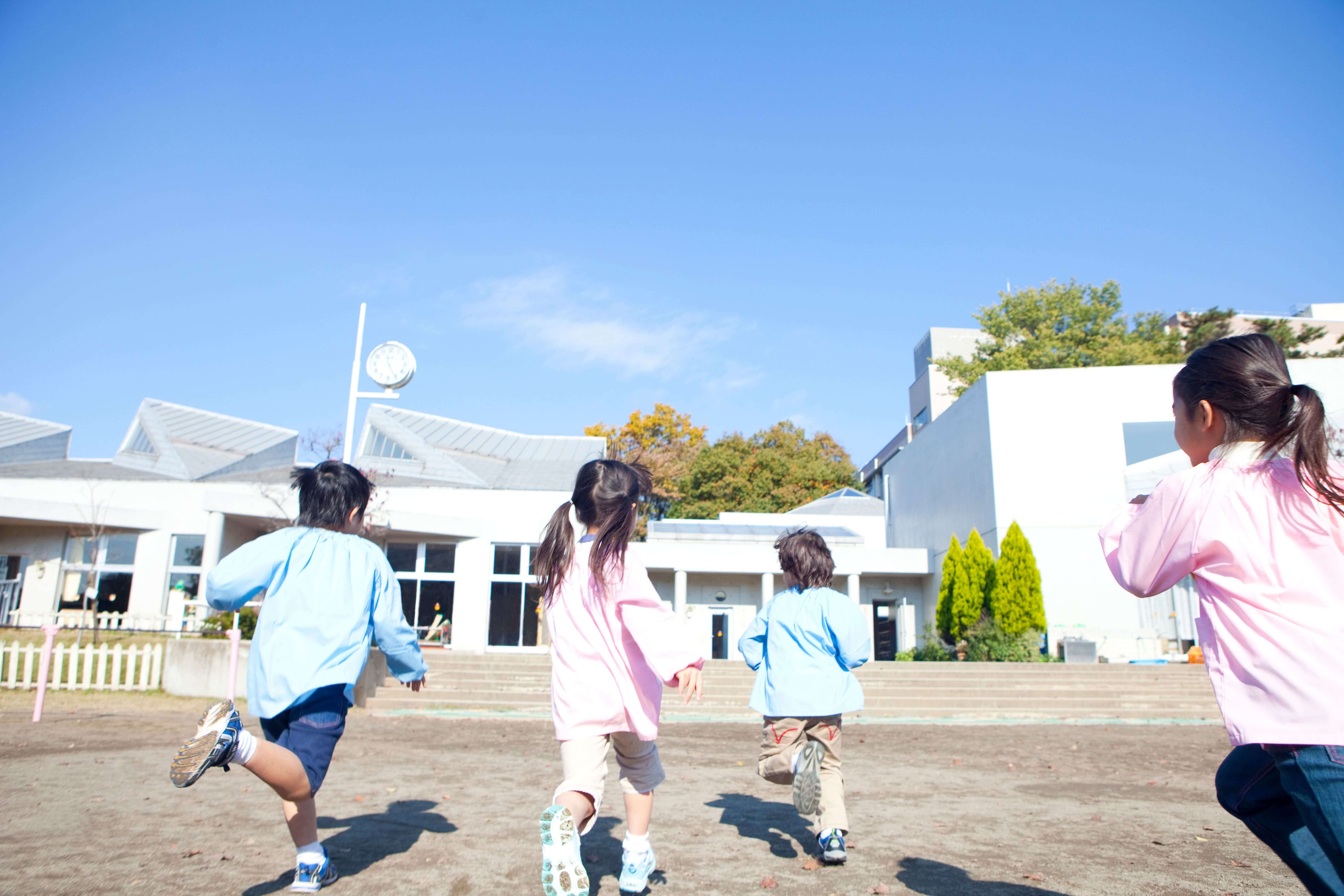 子どもたちが楽しく駆け回る様子の写真