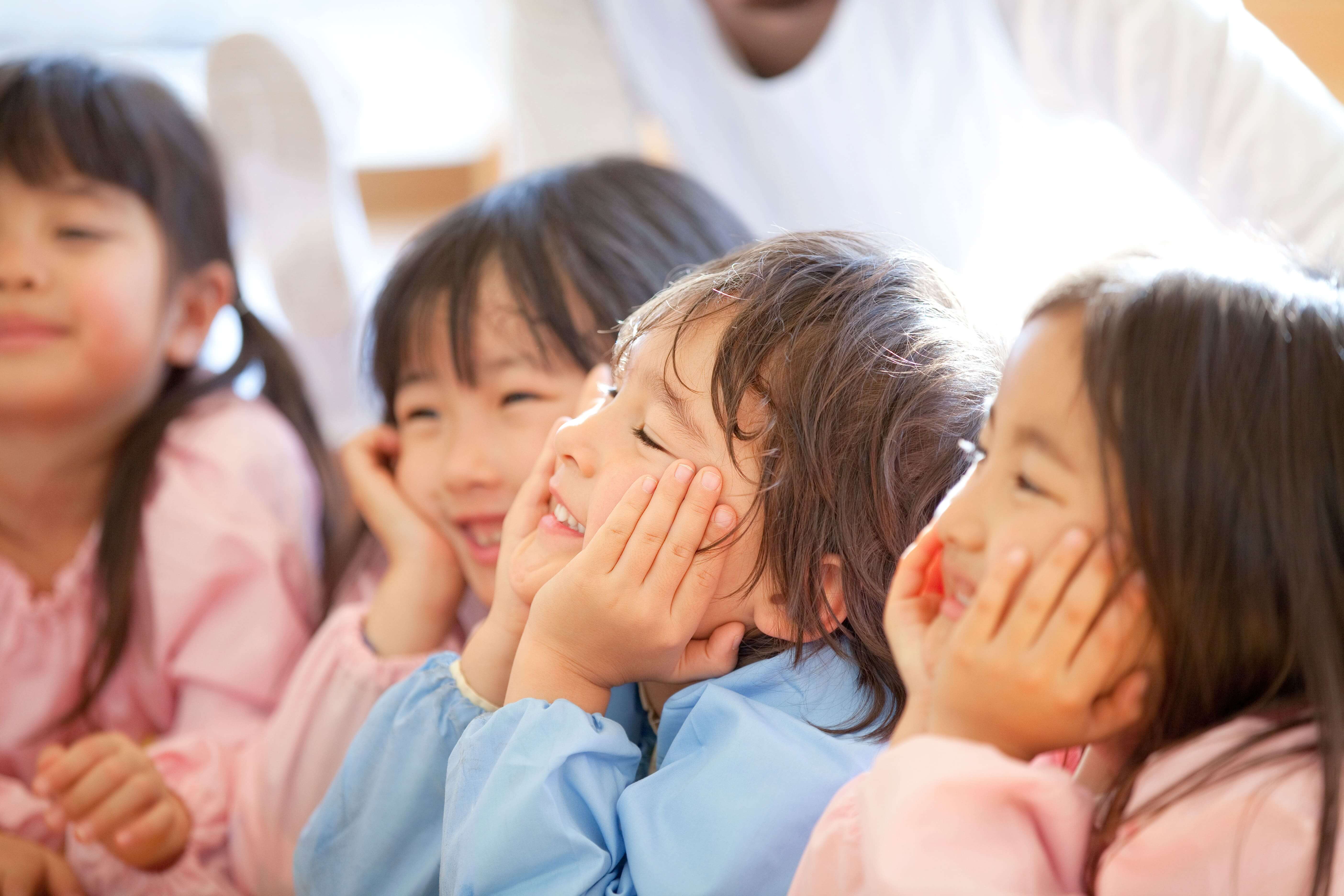 子どもたちが楽しそうに先生の話を聞いている写真